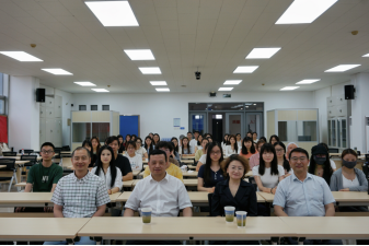 中國(guó)外文局翻譯院院長(zhǎng)黃玉龍到訪人文學(xué)院并作學(xué)術(shù)報(bào)告